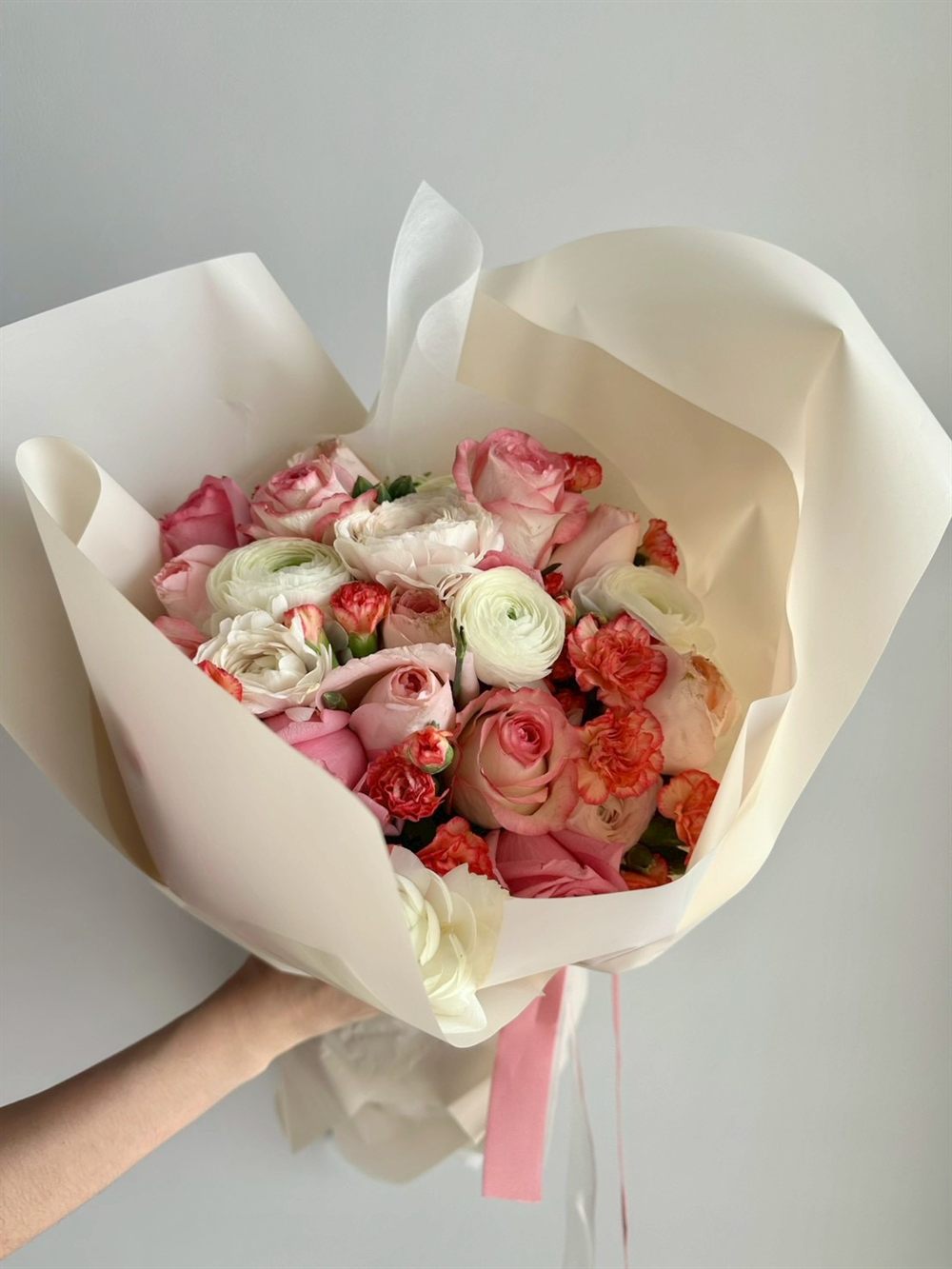 ช่อดอกไม้ Coral — กุหลาบ · รานังกูลัส · คาร์เนชั่นส้ม