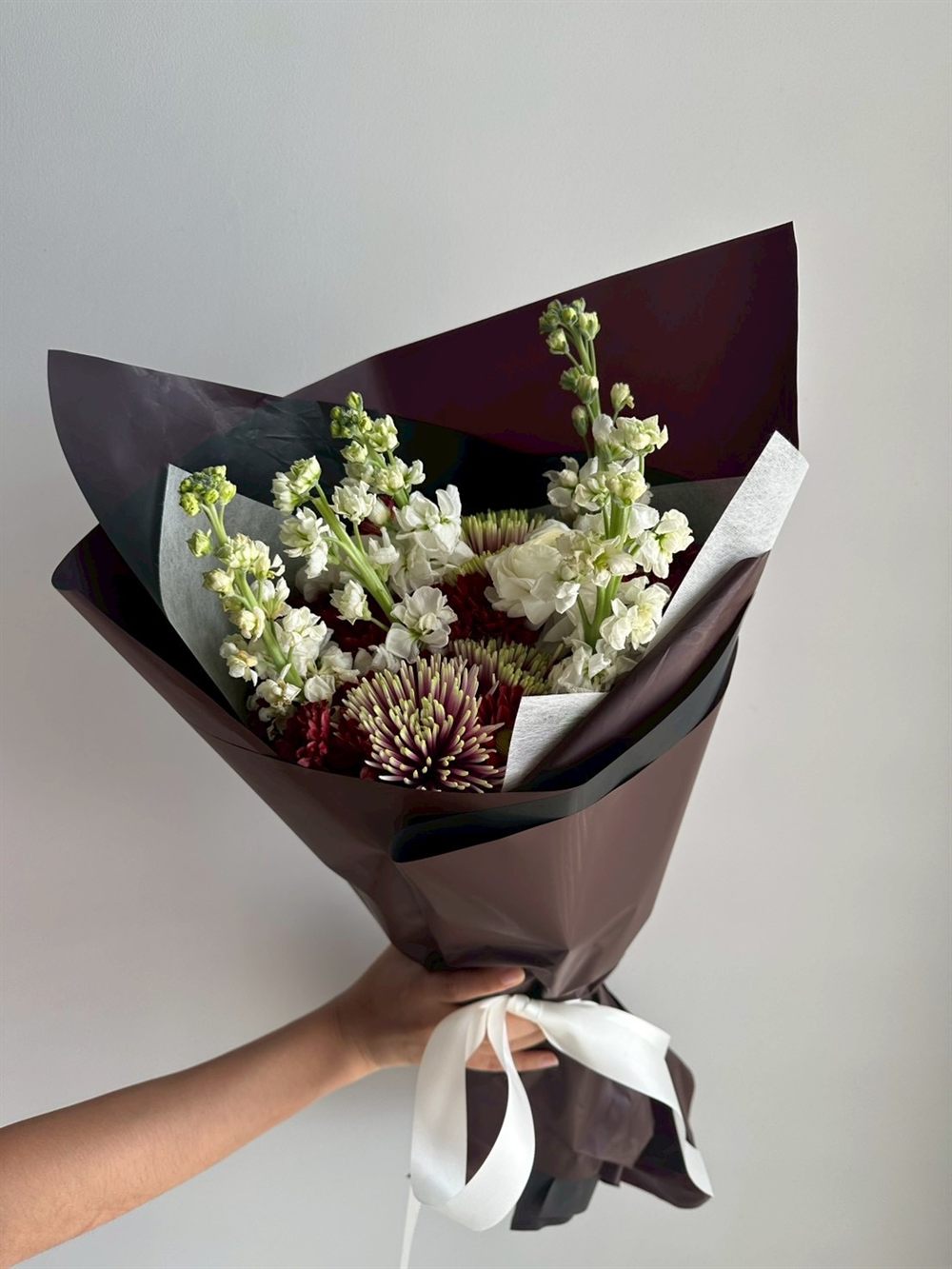 ช่อดอกไม้ Noir — สต็อคขาว · เบญจมาศ · รานังกูลัส