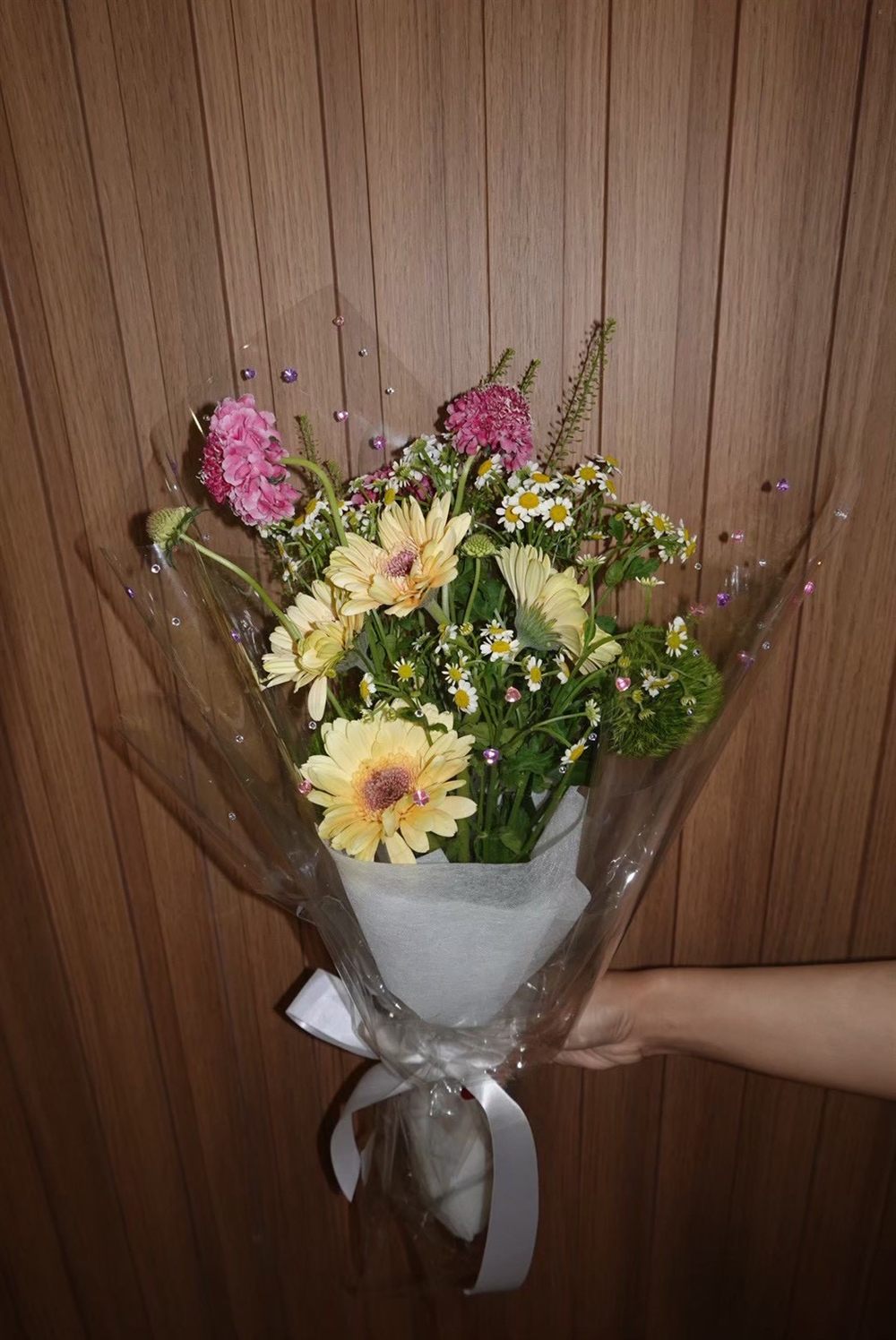ช่อดอกไม้ทุ่ง เยอบีร่าเหลืองและเดซี่ ห่อพลาสติกใสติดคริสตัล